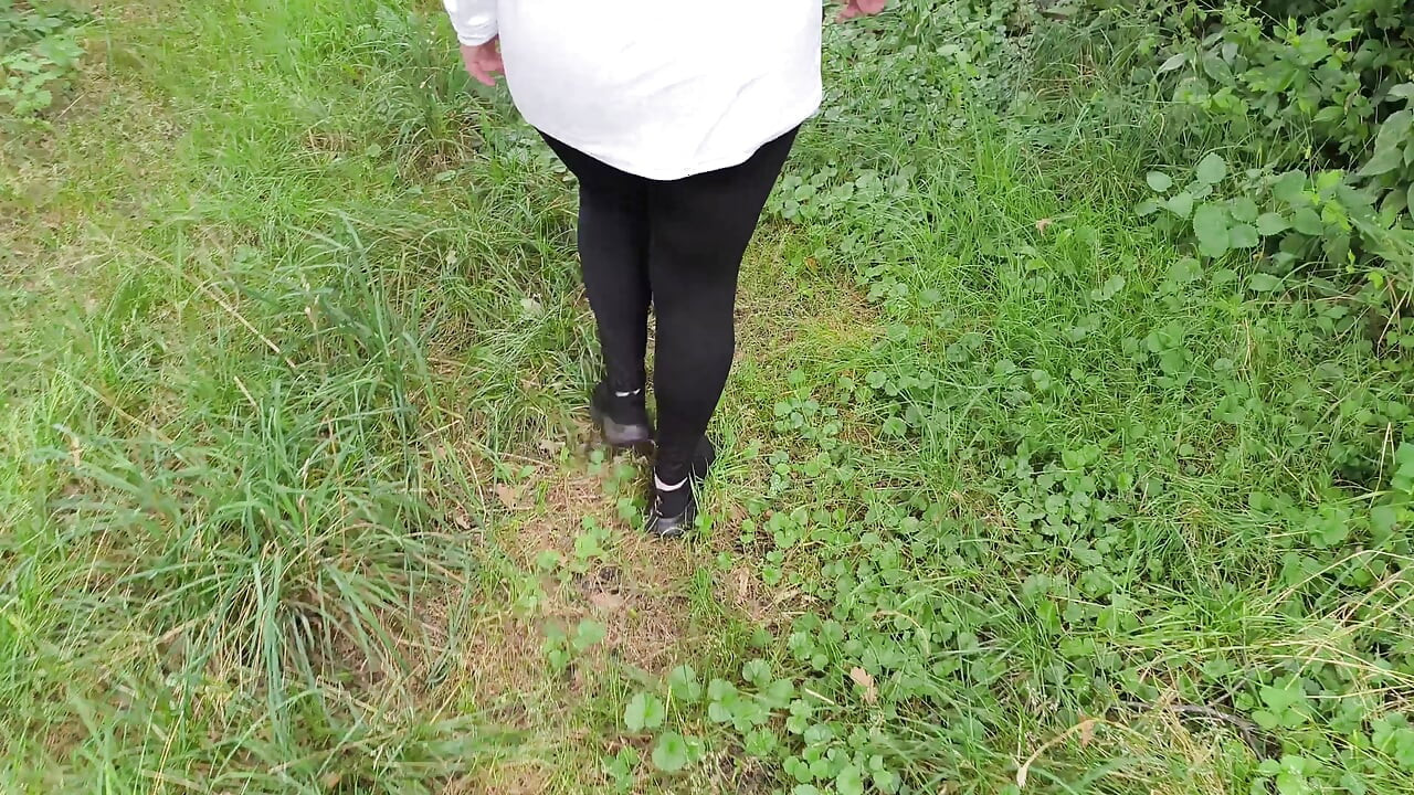 バーベキューエリアでのお尻、胸、膣の攻撃