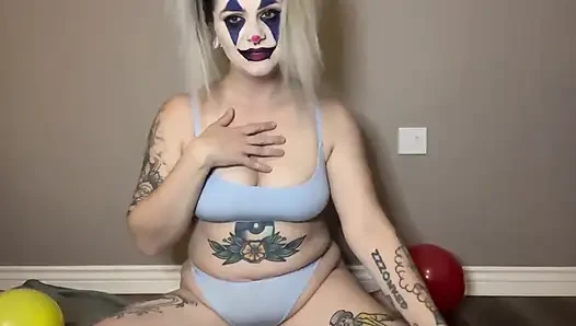 Ditzy palyaço kız balon ve striptizden hıçkırık alıyor