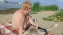Ssanie kutasa i szarpanie się na publicznej plaży