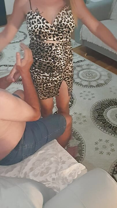 Mujer cachonda realiza un show oriental para su amante mayor, casero y natural.