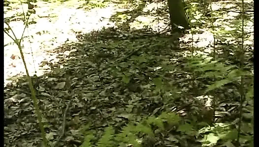 Симпатичная юная брюнетка трет свою киску на улице