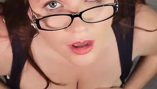 Ibu-ibu toket besar dengan toket besar lagi asik nyepong kontol sampai dicrot di dalam