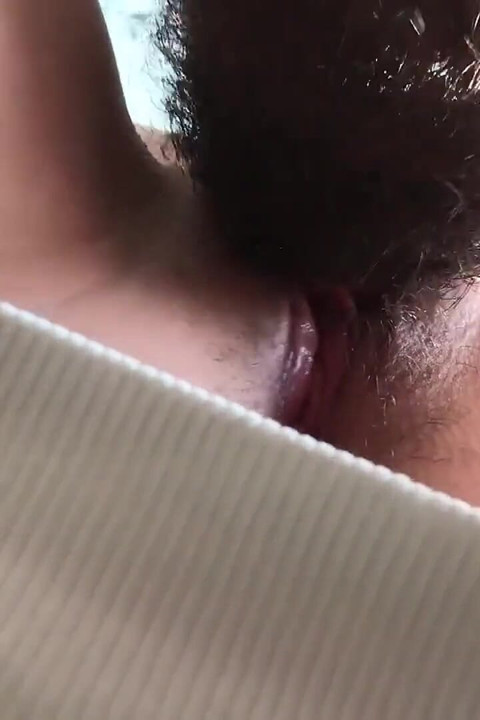 Bez gaćica ispod haljine. Pusti me da njušim pičku. Vruće jebanje na uredskom stolu