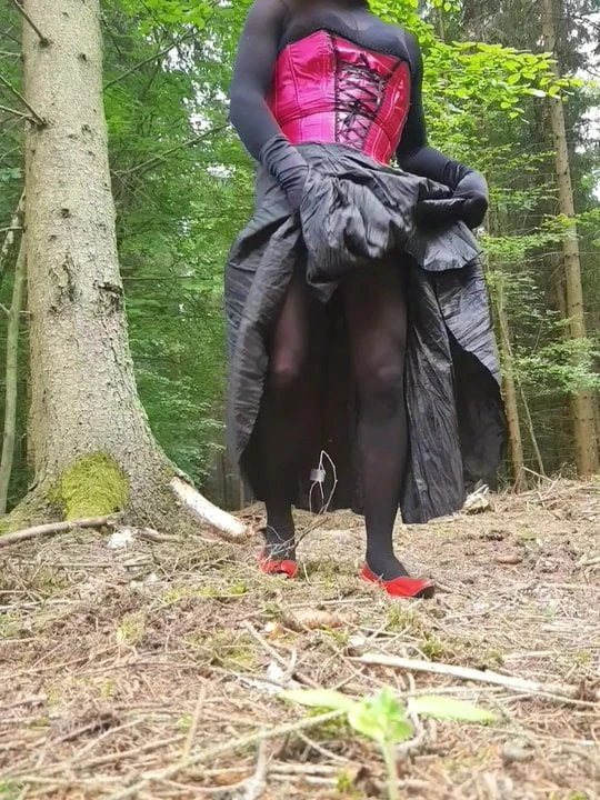 Alleine in Satin im Wald