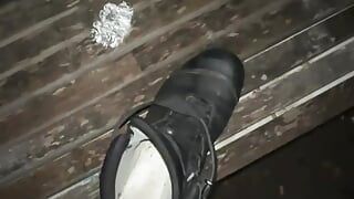 Eu me masturbava com os sapatos de trabalho fedorentos do meu vizinho e os mangueira para baixo