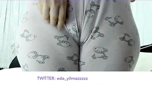 CAMELTOE- MASTURBASI DENGAN PIYAMA- MENGGOSOK MEMEK DENGAN PIYAMA