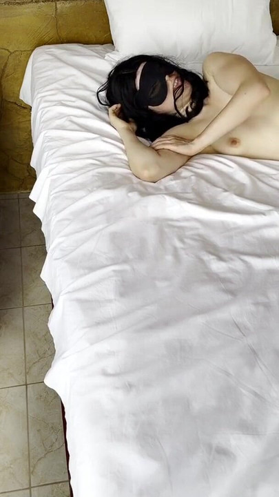 Moment emblématique de « Hotwife prend un creampie profond sans contraception à côté de son mari - il est coquin et se branle »