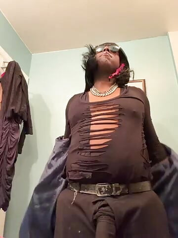 Is londonfrotadejr turning transgender?
