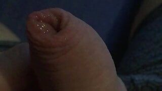 Une bite rasée et molle avec un prépuce de couilles rempli de sperme