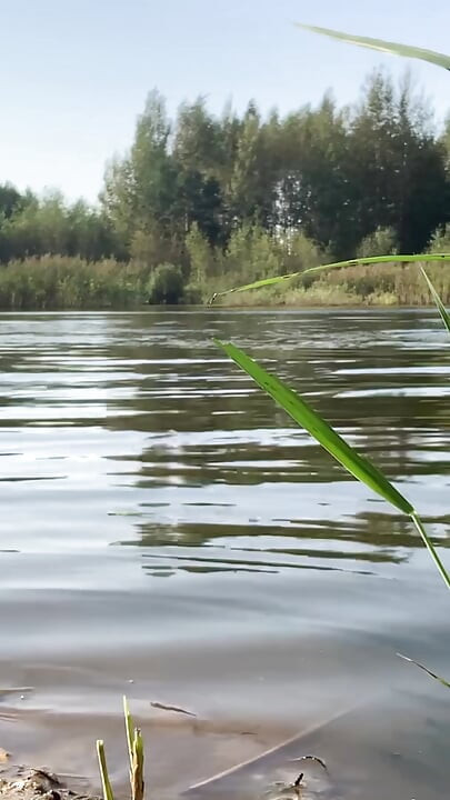 Trans djevojka pliva u jezeru u plavoj sportskoj haljini. Wetllok trans djevojka mokra.