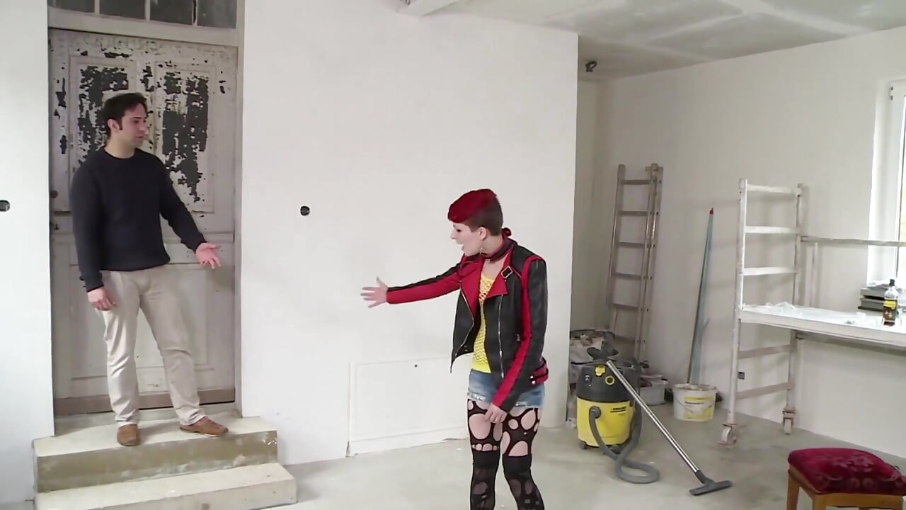 Сексуальна руда краля з маленькими цицьками трахається в її мокру пизду