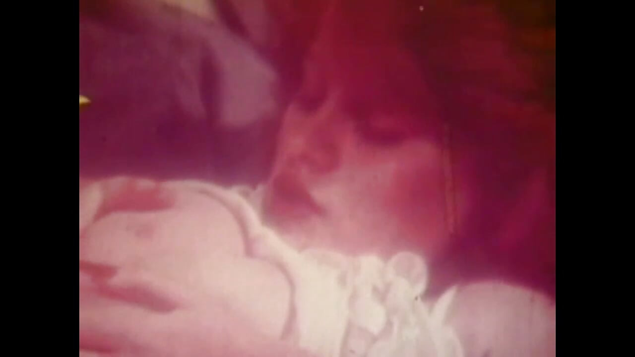 เย็ดเดี่ยววินเทจที่น่าทึ่งสําหรับสาวสุดฮอตนมใหญ่ใช้นิ้วกับหีขนดกของเธอ