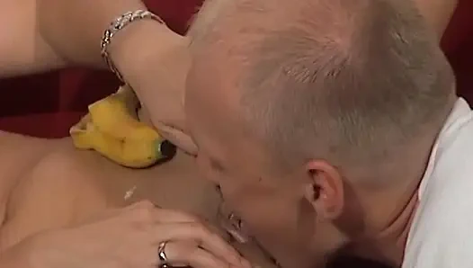Memek becek tante seksi jerman dientot habis-habisan sama pisang
