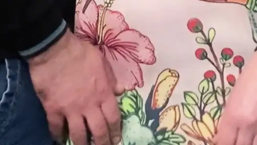 Неверная жена мастурбирует в переполненном метро