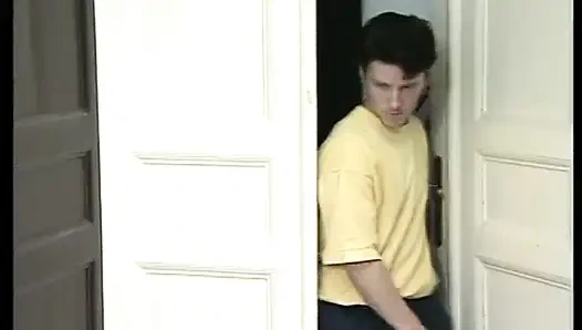 Brünette süße mit schönen natürlichen titten wird geknallt und muschi gespielt