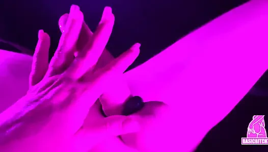 Ngocok kontol sampai muncrat banyak banget