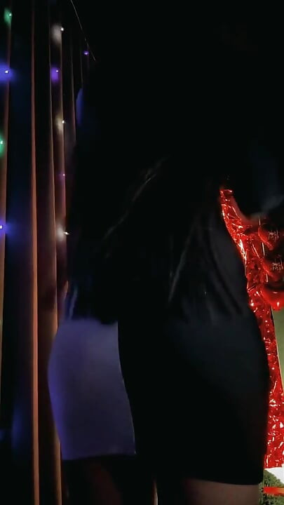 Vika Sexting rouba a tela com vestido sedutor