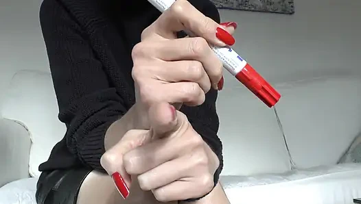 Kalemle köle işaretlemesi, güzel kırmızı tırnaklar, lady victoria valente