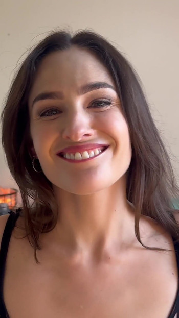 Fitness modelka udělá dovnitř velkého ptáka