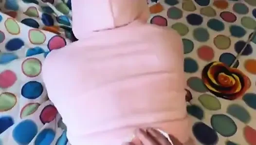 Teen spielt mit dem dildo der stiefmutter und wird von stiefvater gefickt