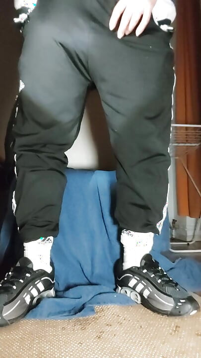 The Dregsau Dj-bro Pisses in His Pants.