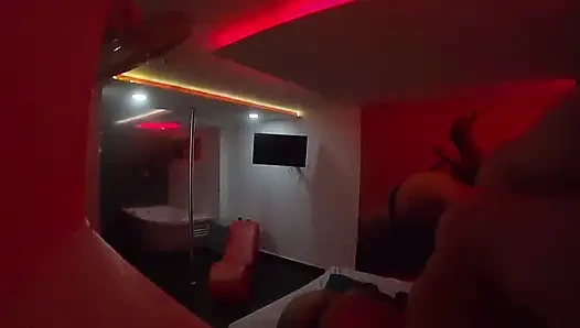 Morocha Paisa fickt in einem Motel ohne Kondom mit einem Gringo