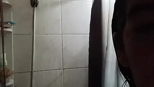 Orta yaşlı seksi kadın duş alıyor