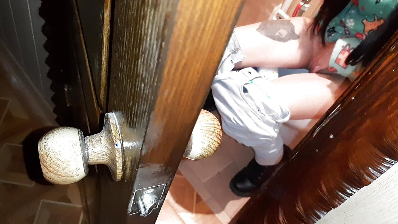 मैंने एक अजनबी को सार्वजनिक टॉयलेट में शौचालय में हस्तमैथुन करते हुए पकड़ा और हम एक ही समय में आए