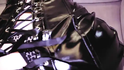 Azgın sahibe Eva Latex büyük tatlı yarakla eğleniyor vinil sapık gonzo