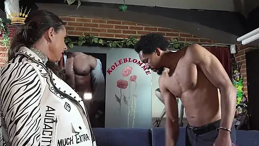 Susi si cewek seksi ini meringis keenakan, sayang, aku ratu pejuh!