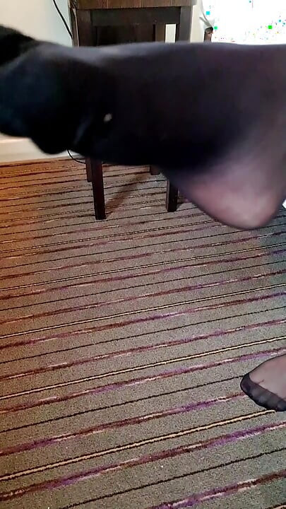 Puxando minhas meias sedosas só para você!