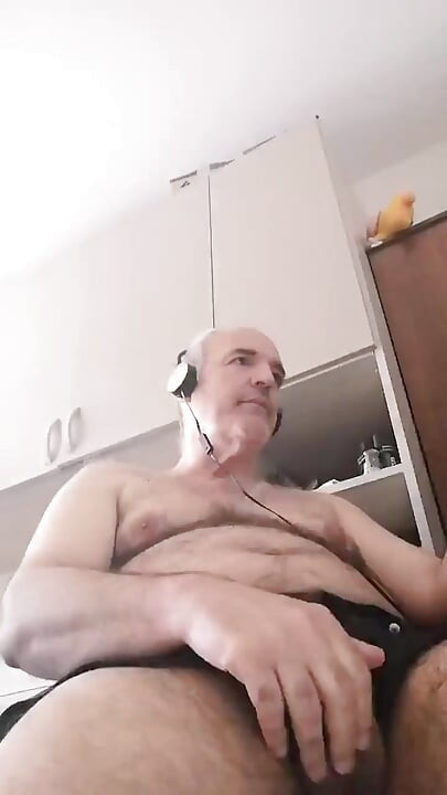 Ich masturbiere meinen harten Schwanz und genieße es wie ein Schwein, während ich einen Pornofilm schaue!
