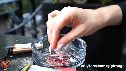 Menggodamu sambil merokok di balkon