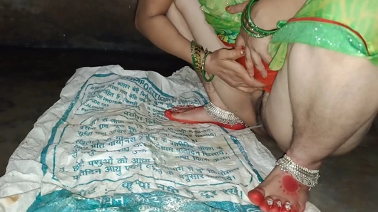 Bathroom me Moot Rahi thi dever ne bedroom me le jakar choda