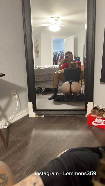 Sexy loira puta chupando pau no espelho