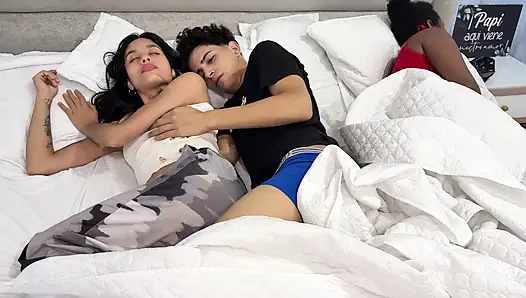 Kız arkadaşım ve en iyi arkadaşıyla aynı yatağı paylaşıyorum ve zengin bir ırklararası üçlü grup seks yapıyoruz.