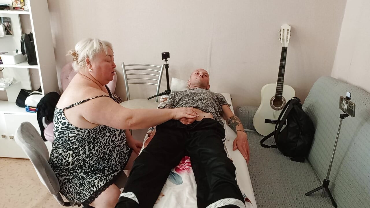 Susjeda je došla popušiti kurac da proguta dio sperme