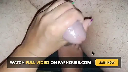 Genç üvey kız kardeşim bacağına boşalana kadar yağlanmış penisimi azdırıyor.