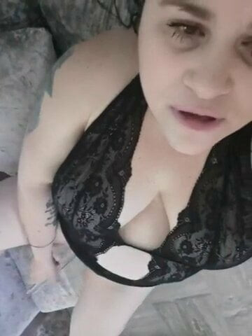 gorgeous slut milf British fingering