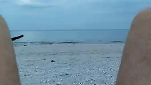Küçük çük kaybeden çıplak üzerinde the plaj