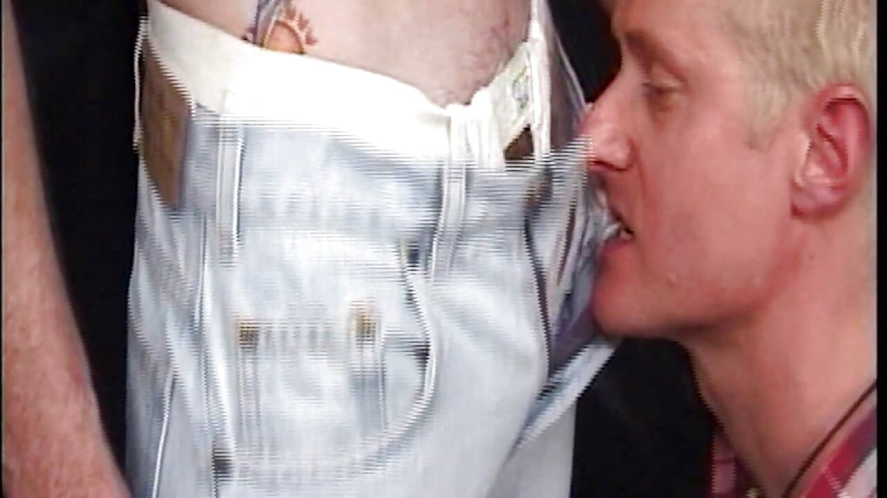 Un papa gay excité vit ses fantasmes les plus profonds avec sa grosse bite épaisse