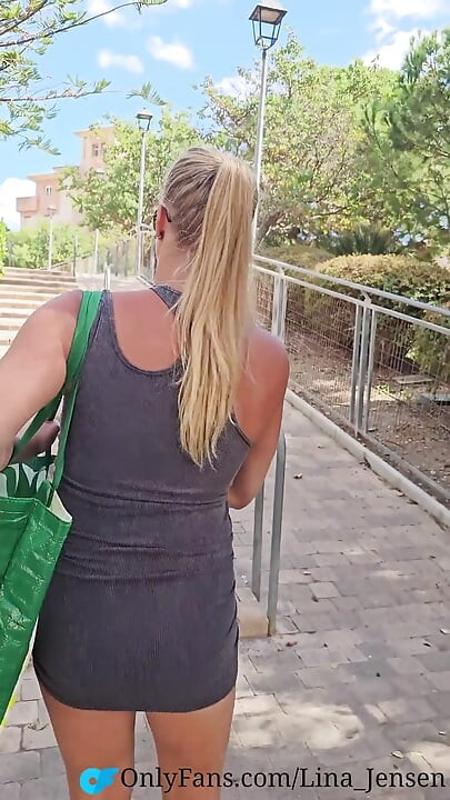 Vizinha andando no parque e escadas sem calcinha - câmera lenta!