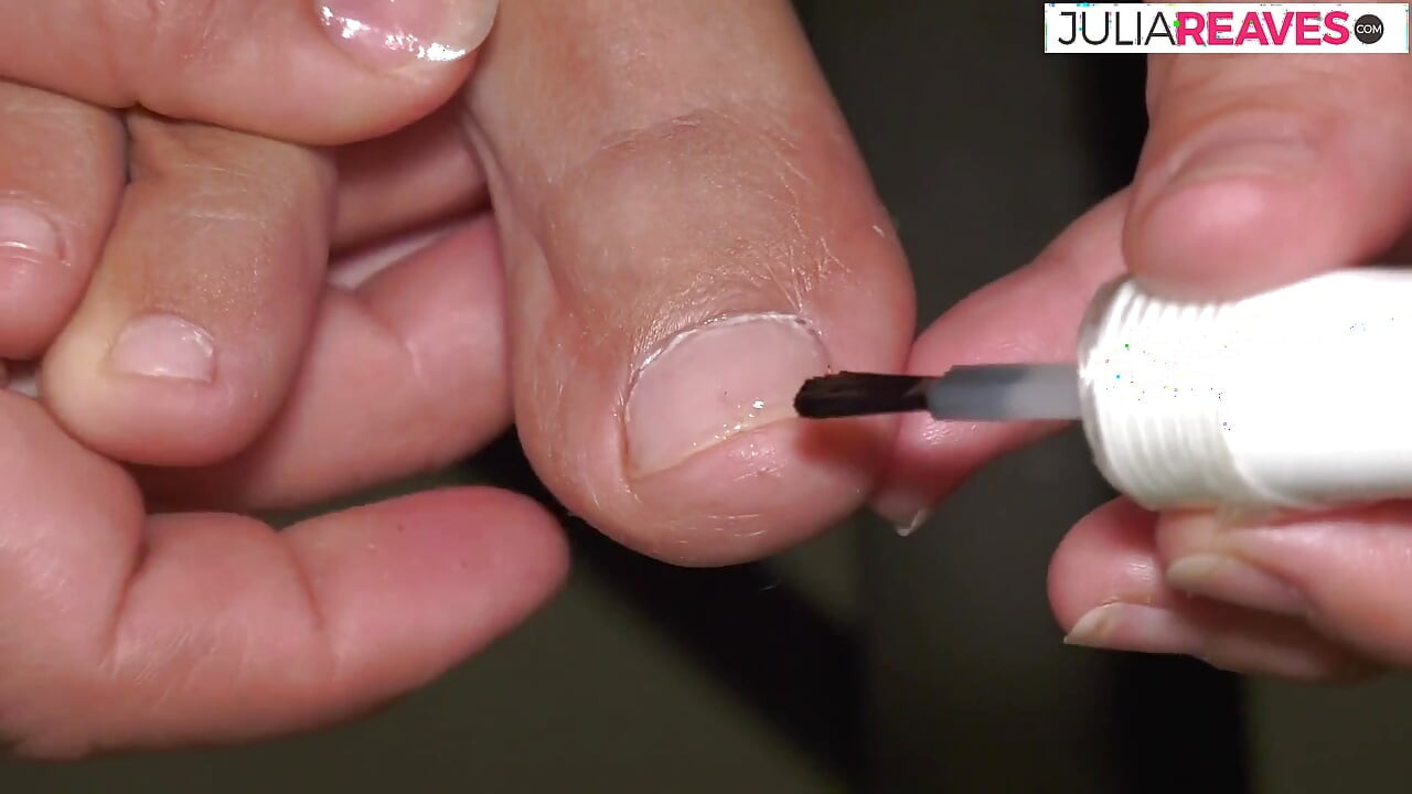 Βερνίκι νυχιών στα πόδια μου και ψίχουλα ποδιών ανάμεσα στα δάχτυλα των ποδιών μου