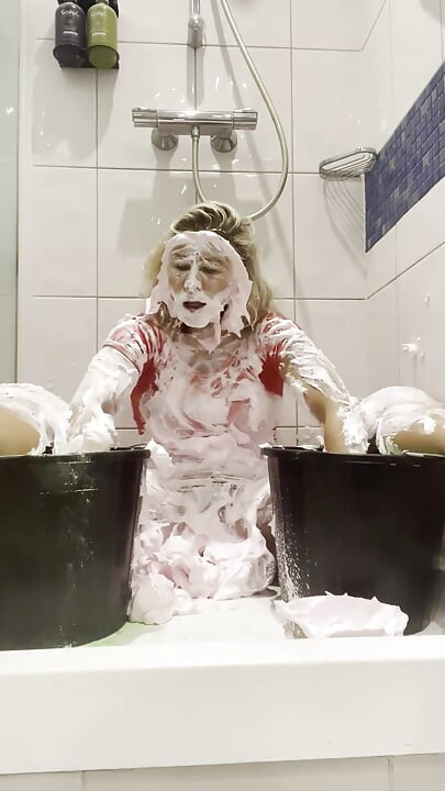 Merah jambu berkencing ke muka dan baldi gunge di atas kepala saya