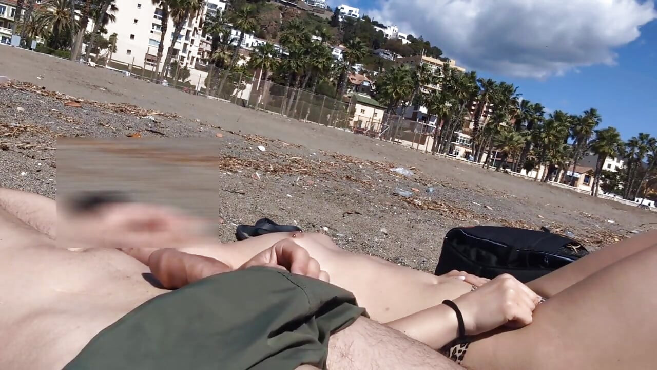 Pula se expune lângă o fată fără sutient care arată