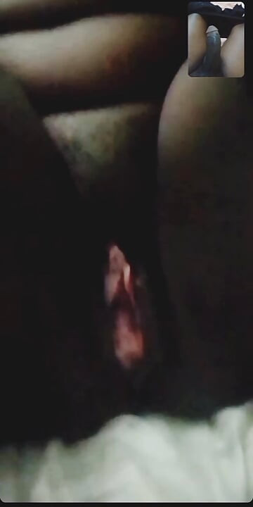काली बूढ़ी सौतेली मम्मी वीडियो कॉल पर हस्तमैथुन का मजा लेती है