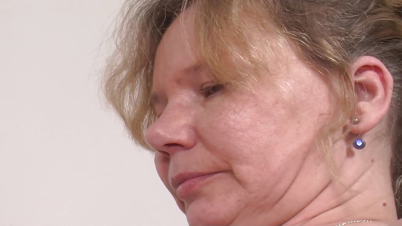 Une salope allemande mature partage une bite avec une salope blonde excitée