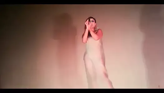 Chinese beauty sings naked on stage