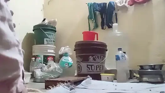 Tante desa pantat dan penisku menjadi ereksi setelah melihat pantat tante tiri pagi-pagi.