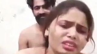 Une petite amie desi indienne se fait baiser